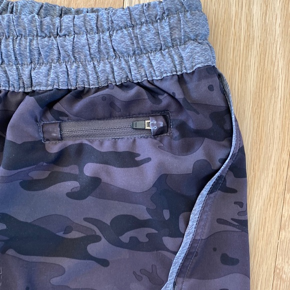 Vuori Clementine Short Black Camo - Picture 4 of 4